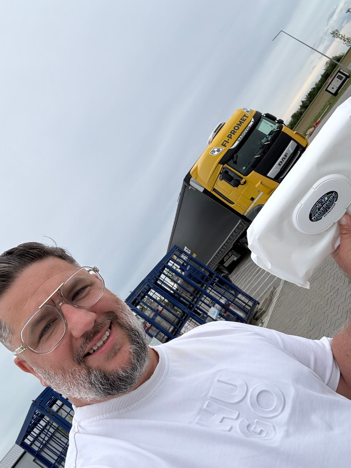 Kamionparkolóban valódi sofőrrel – DriverWipe teszt